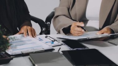 İş kadınları belgeleri imzalıyor