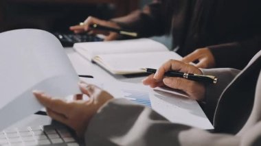 İş adamları ofiste mali verileri tartışıyor ve analiz ediyor, takım çalışması ve planlama.