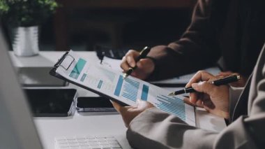 Kapat. Bir iş adamı bilgisayarda çalışıyor..