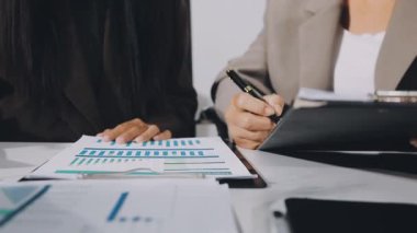 Ofiste belgelerle çalışan iş kadınlarının kapatılması