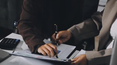 Ofiste hesap makinesiyle çalışan bir iş adamı. iş insanları konsepti