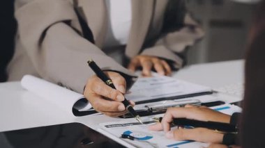 Masada mali tablosu olan bir iş adamı.