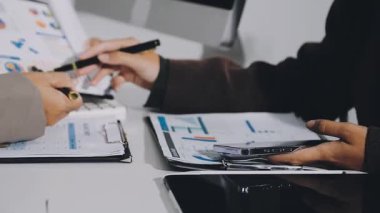 İşadamı deftere kalem yazıyor.