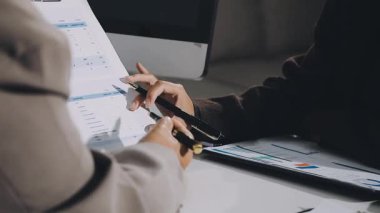 İş adamları proje masasında çalışır