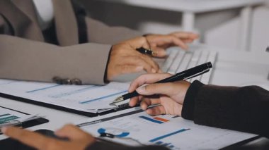 İş adamları bir planı tartışıyor ve toplantı planlıyor..