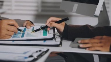 Ofiste birlikte çalışan iş ekibini kapatın.