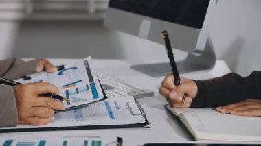 İş ekibi ofiste birlikte çalışıyor.