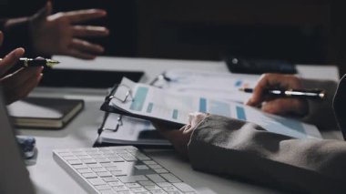 İş adamı iş yerinde dizüstü bilgisayar ve hesap makinesi kullanıyor