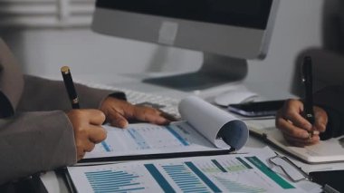 İş ekibi birlikte çalışıyor.