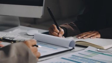 İş adamlarının buluşması ve beyin fırtınası konsepti