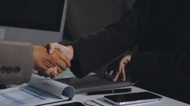 Toplantıda iki iş adamının el sıkışması..