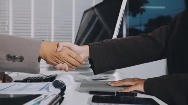 Modern ofiste bir iş ekibinin el sıkışması..