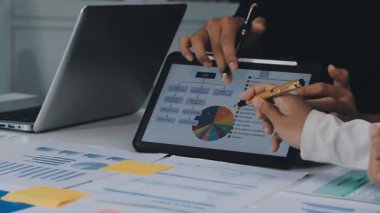 iş ekibi tablet üzerinde mali verilerle çalışıyor