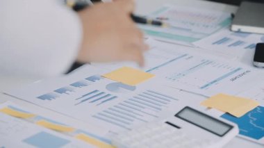 İş adamları dizüstü bilgisayarlarında finansal çizelgelerle çalışıyorlar.