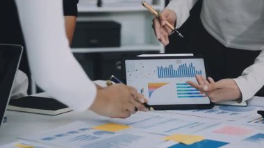 Genç Asyalı iş ekibinin dizüstü bilgisayarında yeni projeyi tartışmasını kapatın..