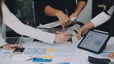 İş adamlarının buluşması ve beyin fırtınası konsepti