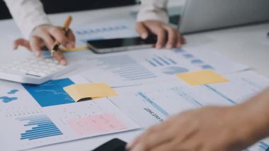 Finansal belgeler ve dizüstü bilgisayar üzerinde çalışan iş ekibi