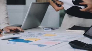 İş adamları birlikte çalışıyor ve beyin fırtınası yapıyorlar.