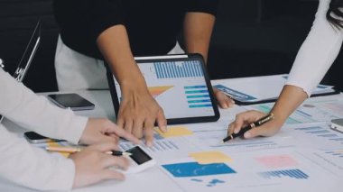 İş adamları mali verileri ve grafikleri tartışıyor