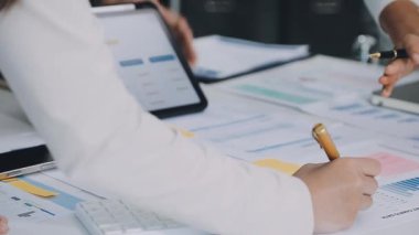 Ofisteki verileri analiz eden iş adamı.