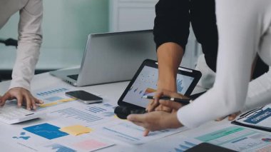 Genç Asyalı işadamı iş planlarını tartışıyor ve tartışıyor