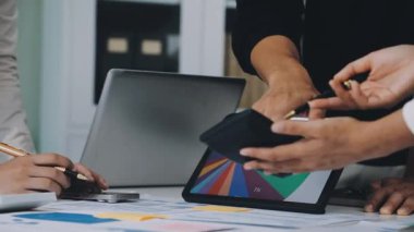 İş adamı bir dizüstü bilgisayar üzerinde çalışıyor ve dijital tablet üzerindeki verileri analiz ediyor. iş ve finans kavramı.