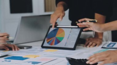 iş analizi ve finansal veri analizi ile bir araya gelen bir grup insan