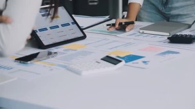 İş adamları mali verileri tartışıyor ve planlıyorlar.