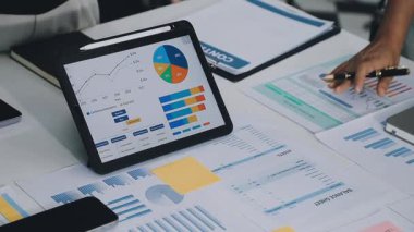 Tablet bilgisayar ve mali raporla çalışan iş kadını