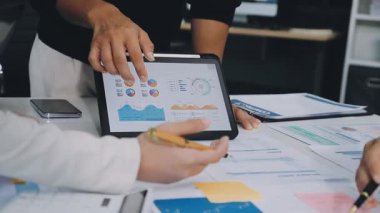 İş adamları toplanıyor, planlama, çalışma ve ofis konularını tartışıyorlar. İş kadını, iş yerinde iş arkadaşları ve dizüstü bilgisayarla projeyi tartışıyor. takım çalışması konsepti.