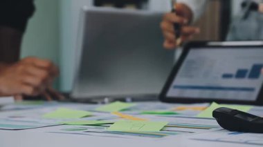 Ofisteki mali grafiği analiz eden iş adamı