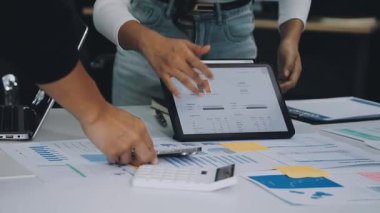 İş adamları mali istatistikleri tartışıyor