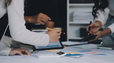 Modern ofiste bilgisayar, mali belgeler, kalem ve hesap makinesiyle iş toplantısı