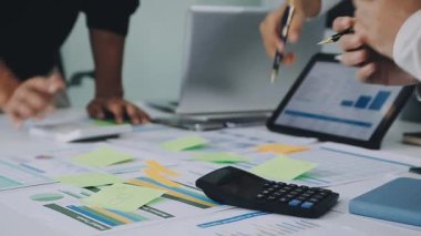 Genç işadamları iş haritaları ve grafikleri tartışıyor