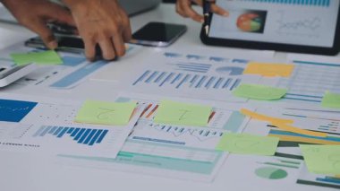 Verileri hesap makinesiyle analiz eden iş adamı