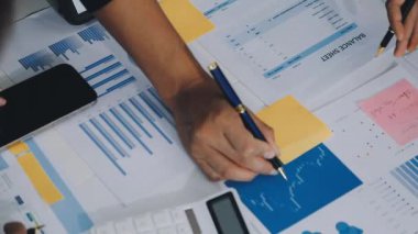 Modern sektörde bilgisayar ve belgelerle çalışan iş adamı.