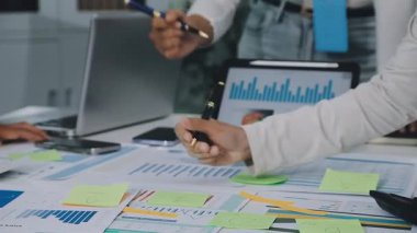 Ofisteki mali tabloları analiz eden genç işadamlarına yakın çekim.