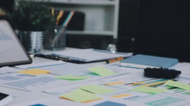 Dizüstü bilgisayar ile ofiste genç kadın