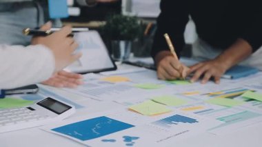 Modern ofiste çalışan bir grup genç iş kadını.