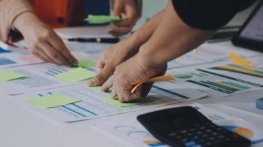 İş adamları ofiste buluşmayı tartışıyor ve planlıyor