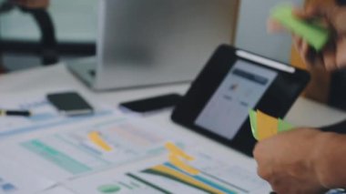 Dizüstü bilgisayar ve grafik raporuyla çalışan iş adamı