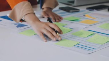 Toplantıda dizüstü bilgisayarla çalışan iş ekibini kapatın.