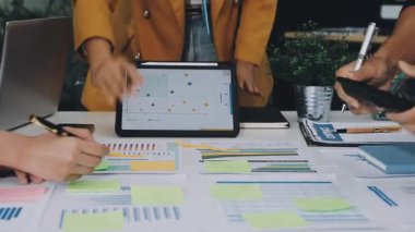 İş adamları beyin fırtınası yapıyor ve toplantı ofisinde toplantı ve rapor hakkında görüşmeyi planlıyor.