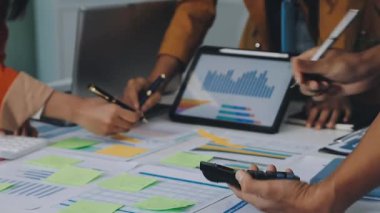 Ofiste çalışan bir grup mutlu iş adamı.