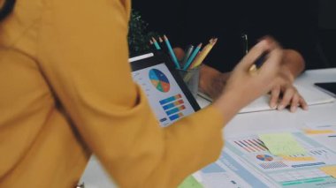 İş kadını, iş yerindeki bilgisayardaki mali verileri analiz ediyor