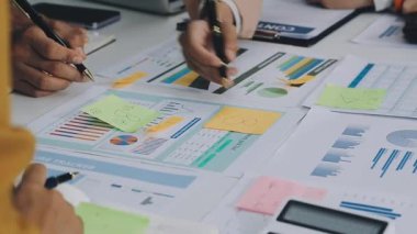 İşadamı kağıda yazıyor.