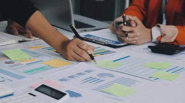 Bilgisayarda çalışan iş adamlarını kapatın.