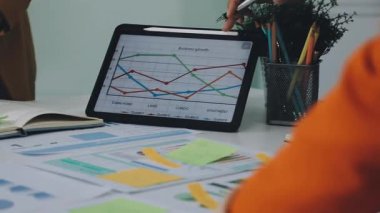 Belgeler ve iş konseptiyle ofiste çalışan genç işadamı