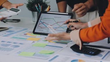 İş ekibi masada yeni projeyi tartışıyor..