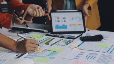 İş adamları modern ofiste toplanıyor.